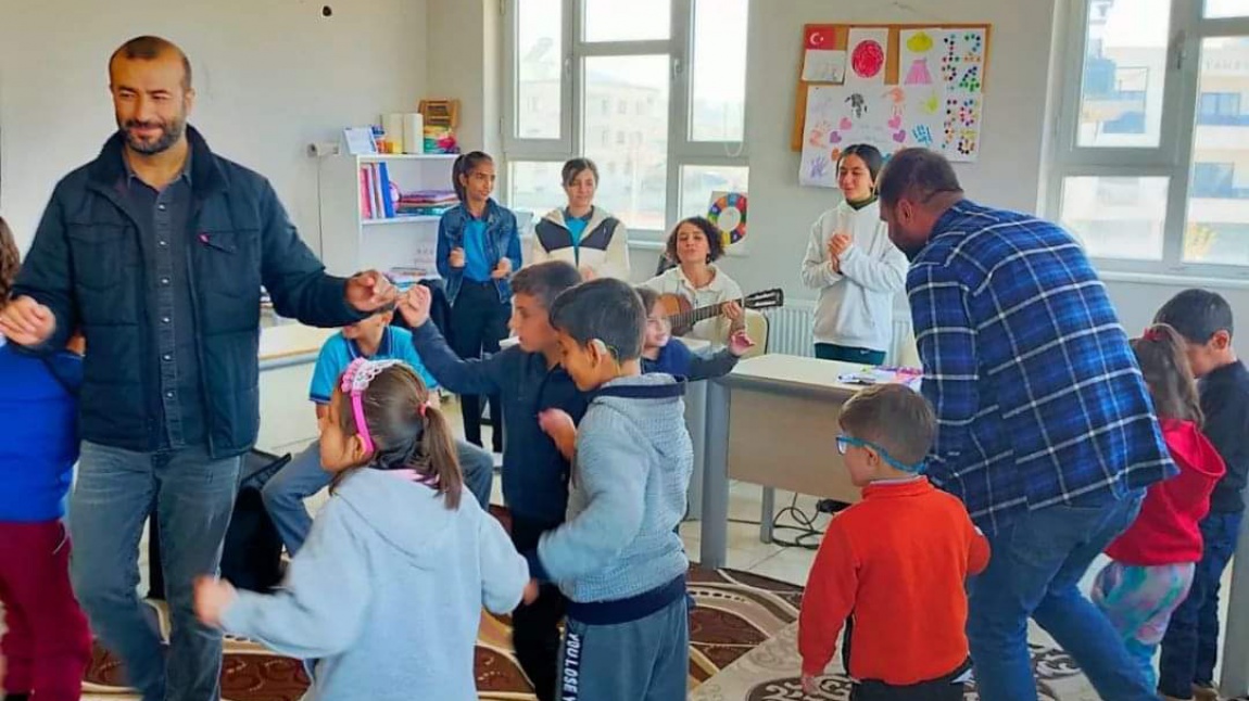 3 Aralık  Dünya Engelliler Günü etkinlikleri kapsamında,  Şehit Seyfettin Taş Ortaokulu öğretmen ve öğrencileri, okulumuz Özel Eğitim Sınıfını ziyaret ettiler.